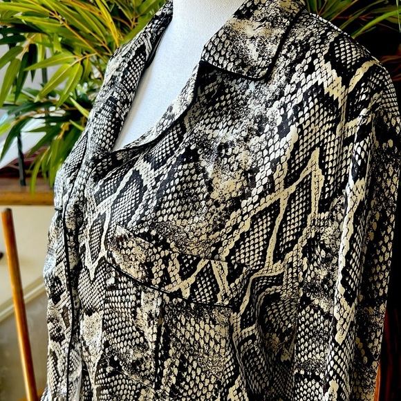 Zara ladies, snake print flowers, polyester, small, long sleeve button-down - Picture 4 of 12